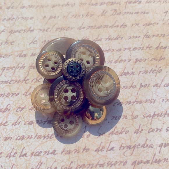 Green button brooch handmade - Picture 2 of 6